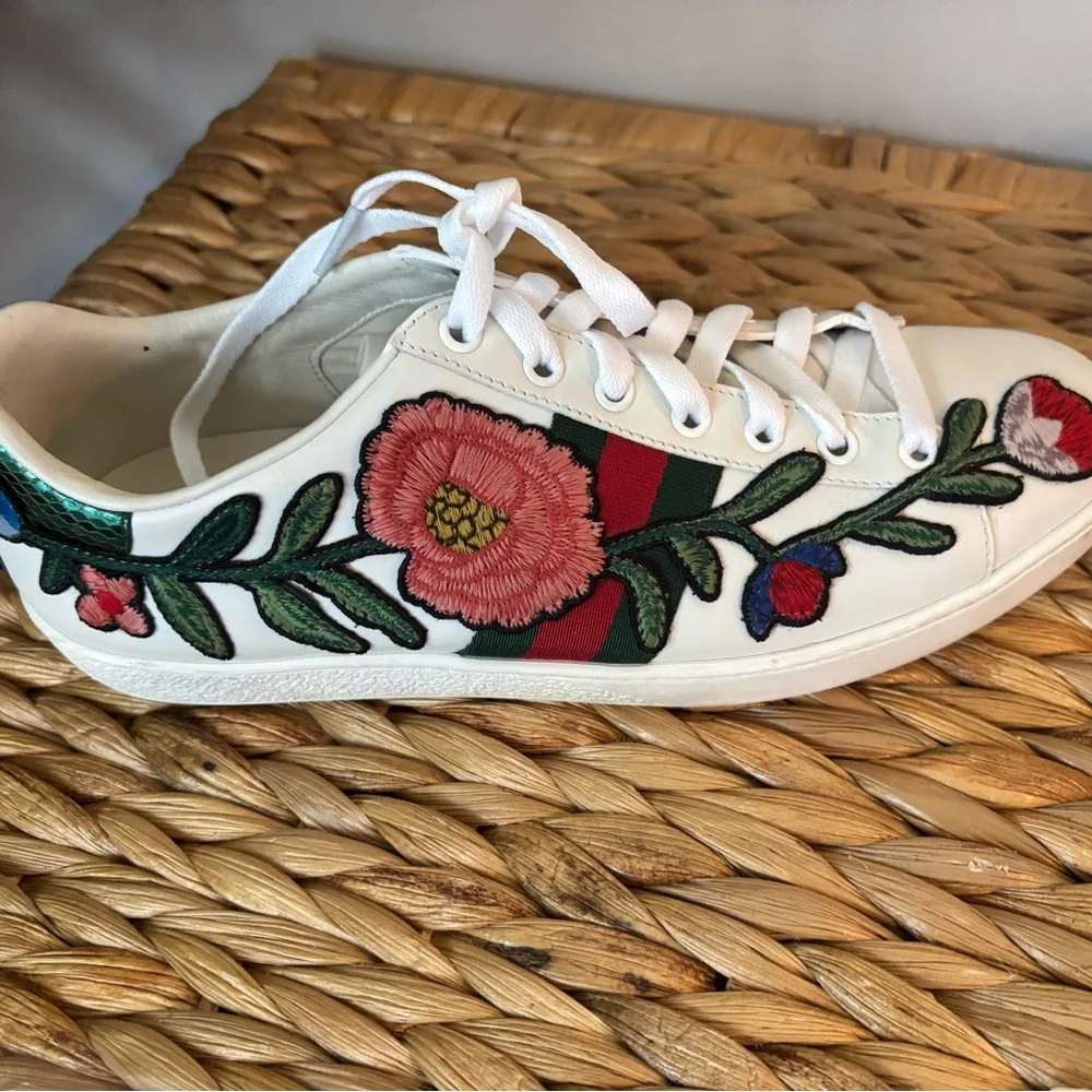 Gucci Women's White Sneakers with Red Floral Embroidery - Picture 15 of 16